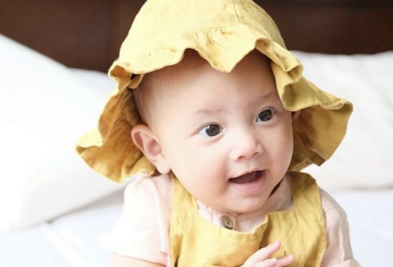 Hồ Ngọc Hà chọn trang phục thoáng mát cho hai bé sinh đôi