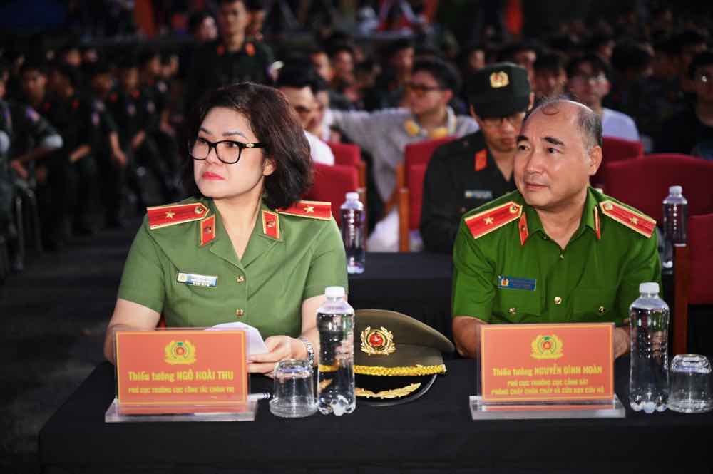 1A.254.chien-si-qua-cam-truyen-thong-spotlight-vietnam00020