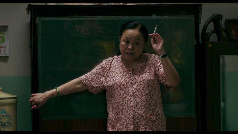 1A.270.ai-nhu-hut-thuoc-uong-bia-trong-pha-dam-sinh-nhat-me-truyen-thong-spotlight-vietnam00002