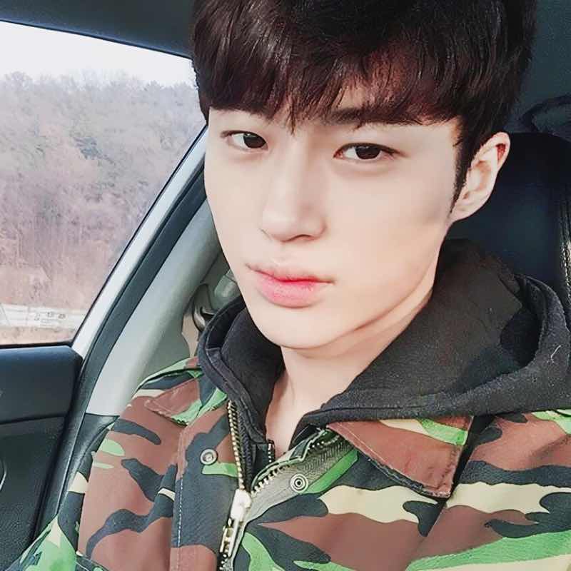 1A.278.byon-woo-seok-truyen-thong-spotlight-vietnam00001