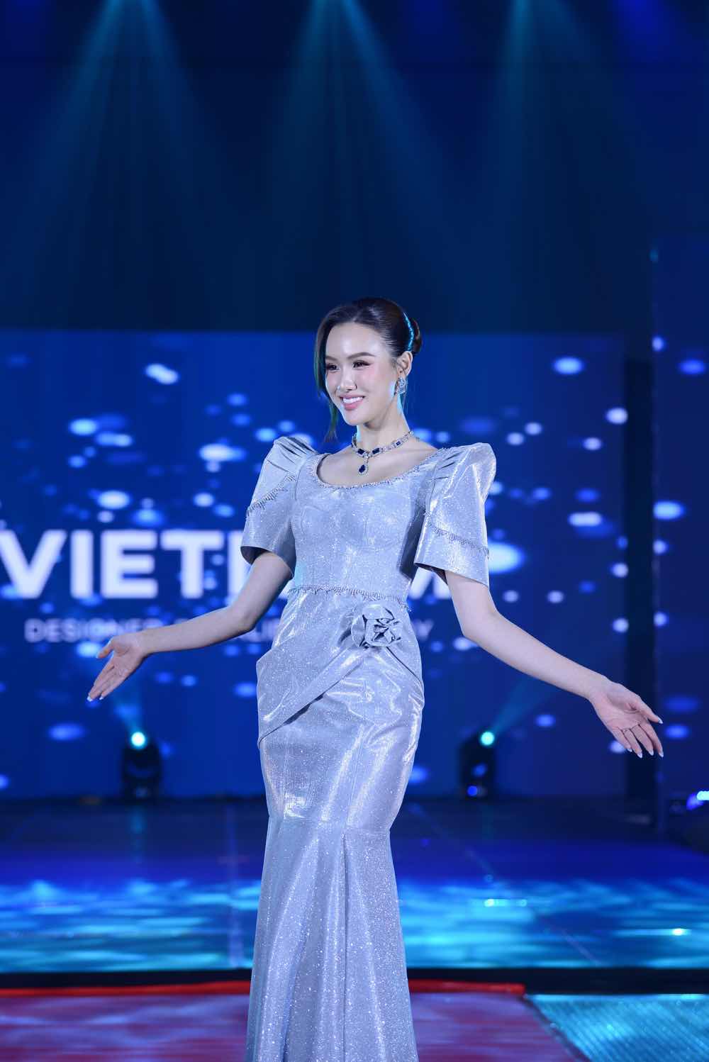 1A.302.trinh-my-anh-miss-earth-2025-truyen-thong-spotlight-vietnam-00005
