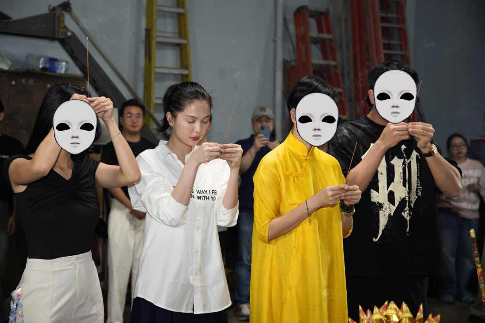 1A.307.ngoc-trinh-dong-phim-tham-my-vien-am-phu-truyen-thong-spotlight-vietnam00003