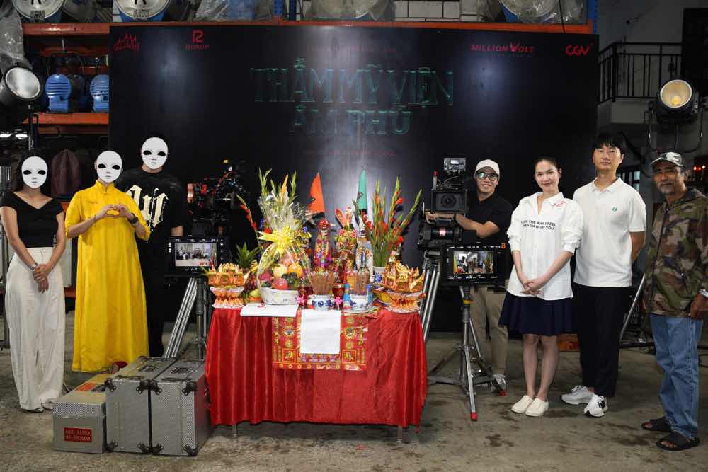 1A.307.ngoc-trinh-dong-phim-tham-my-vien-am-phu-truyen-thong-spotlight-vietnam00004