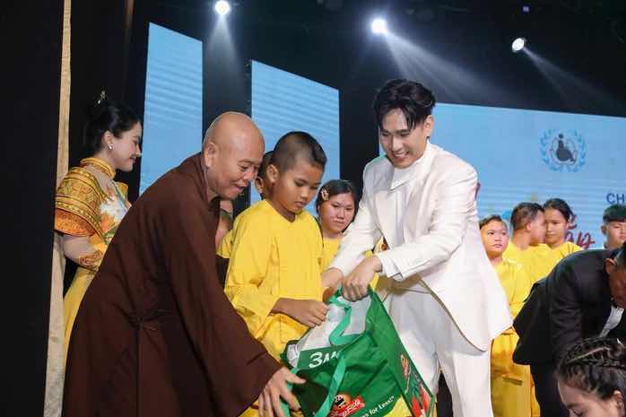 1A.424.nguyen-vu-say-mot-doi-vi-em-truyen-thong-spotlight-vietnam00004.jpg