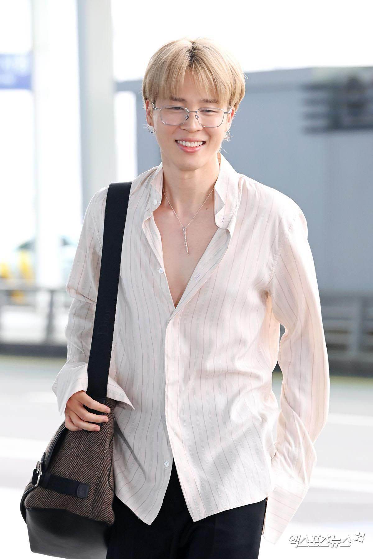 1A.427.park-jimin-bts-2025-incheon-airport-truyen-thong-spotlight-vietnam00001