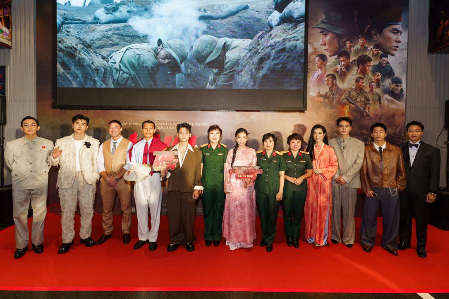 1A.621.mua-do-spotlight-vietnam-13
