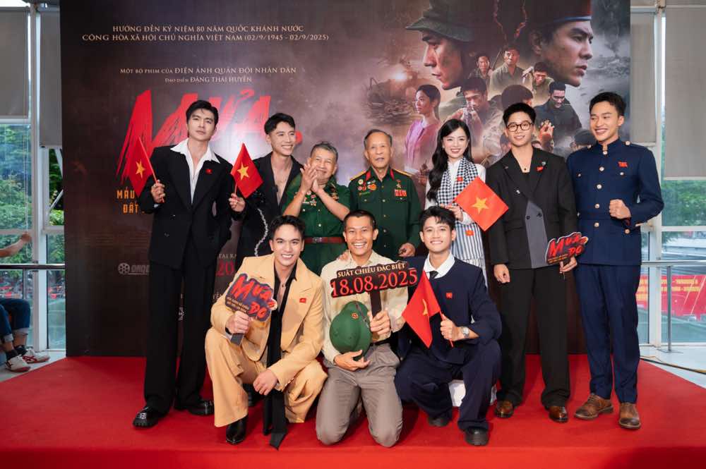 1A.623.cuu-chien-binh-ung-ho-phim-mua-do-spotlight-vietnam10