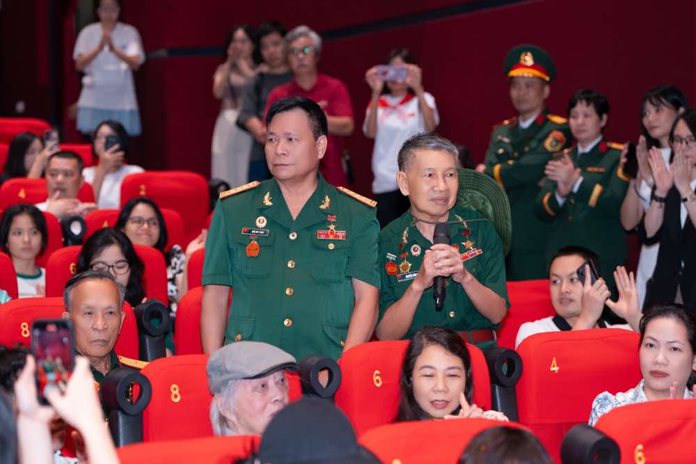 1A.623.cuu-chien-binh-ung-ho-phim-mua-do-spotlight-vietnam2