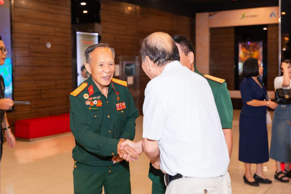 1A.623.cuu-chien-binh-ung-ho-phim-mua-do-spotlight-vietnam3