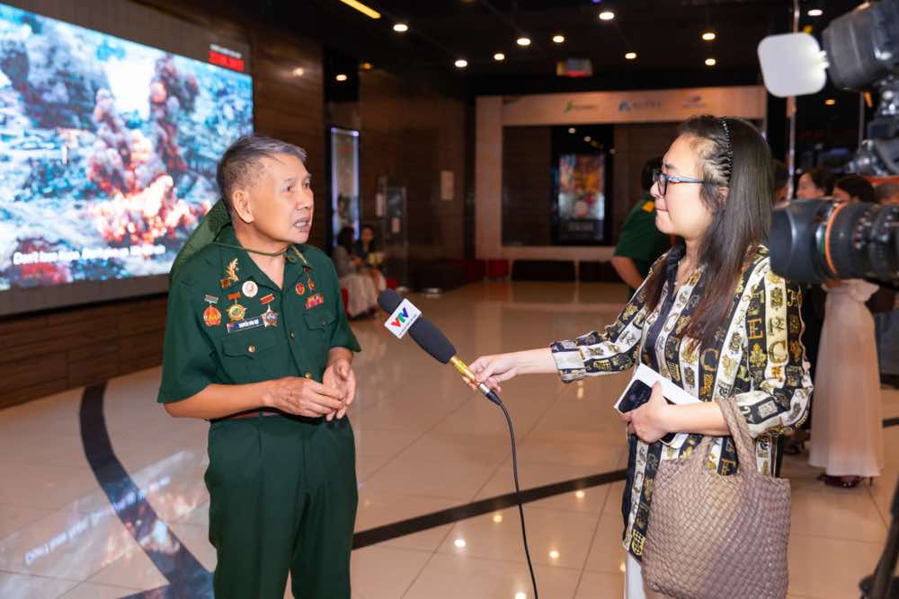 1A.623.cuu-chien-binh-ung-ho-phim-mua-do-spotlight-vietnam4
