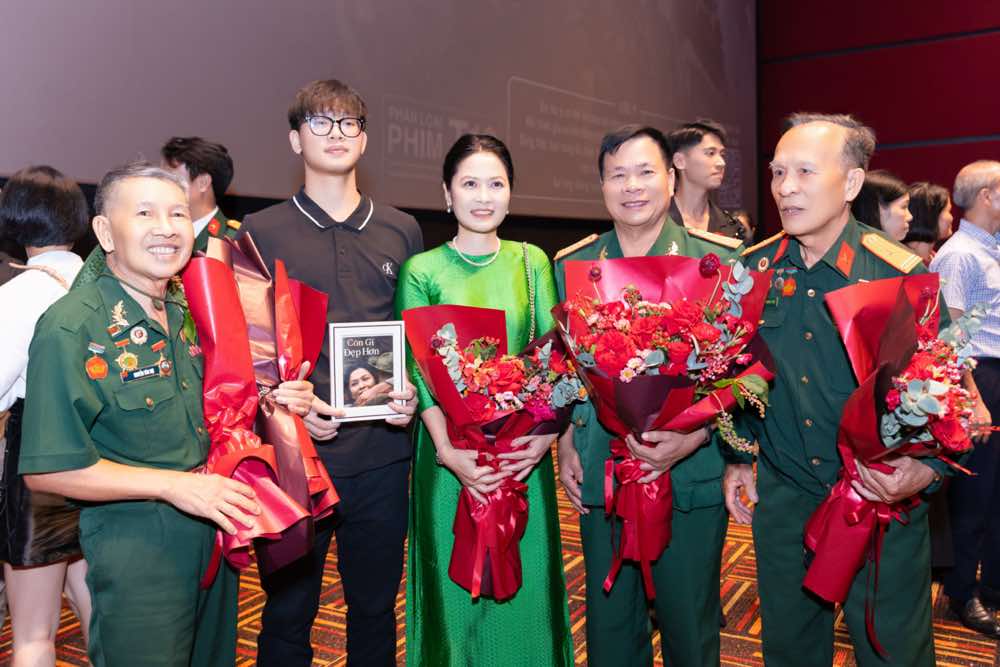 1A.623.cuu-chien-binh-ung-ho-phim-mua-do-spotlight-vietnam7