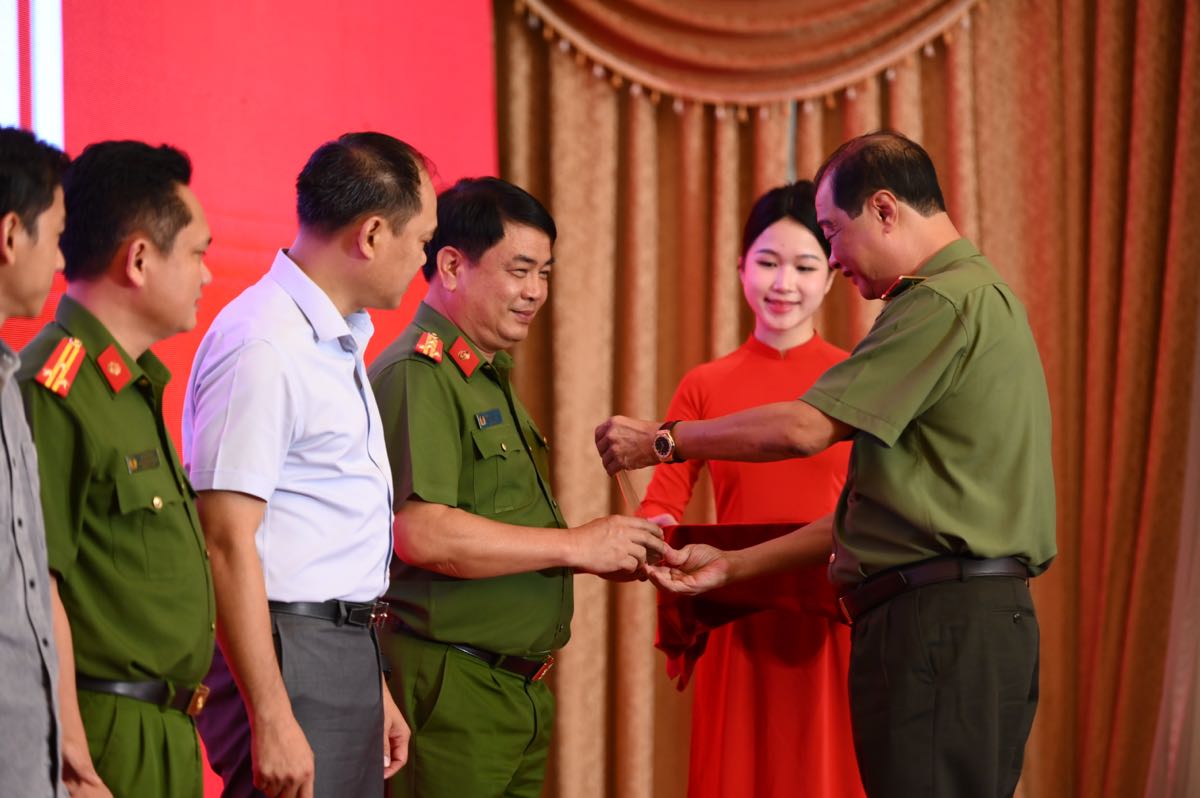 1A.701.chien-si-qua-cam-2025-spotlight-vietnam-35