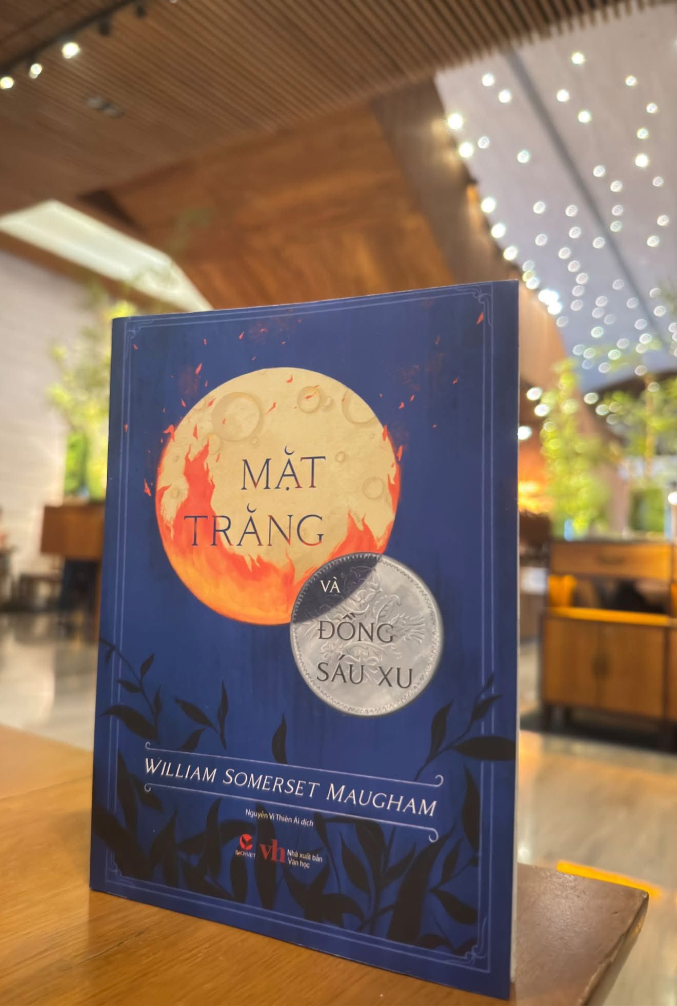 1A.724.spotlight-vietnam-2025-review-sach-mat-trang-va-dong-sau-xu-the-moon-and-six-pence-1