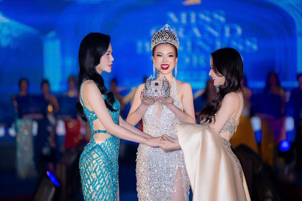1A.814.annie-nguyen-dang-quang-hoa-hau-doanh-nhan-hoa-binh-the-gioi-2025-1