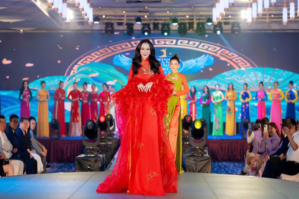 1A.814.annie-nguyen-dang-quang-hoa-hau-doanh-nhan-hoa-binh-the-gioi-2025-11