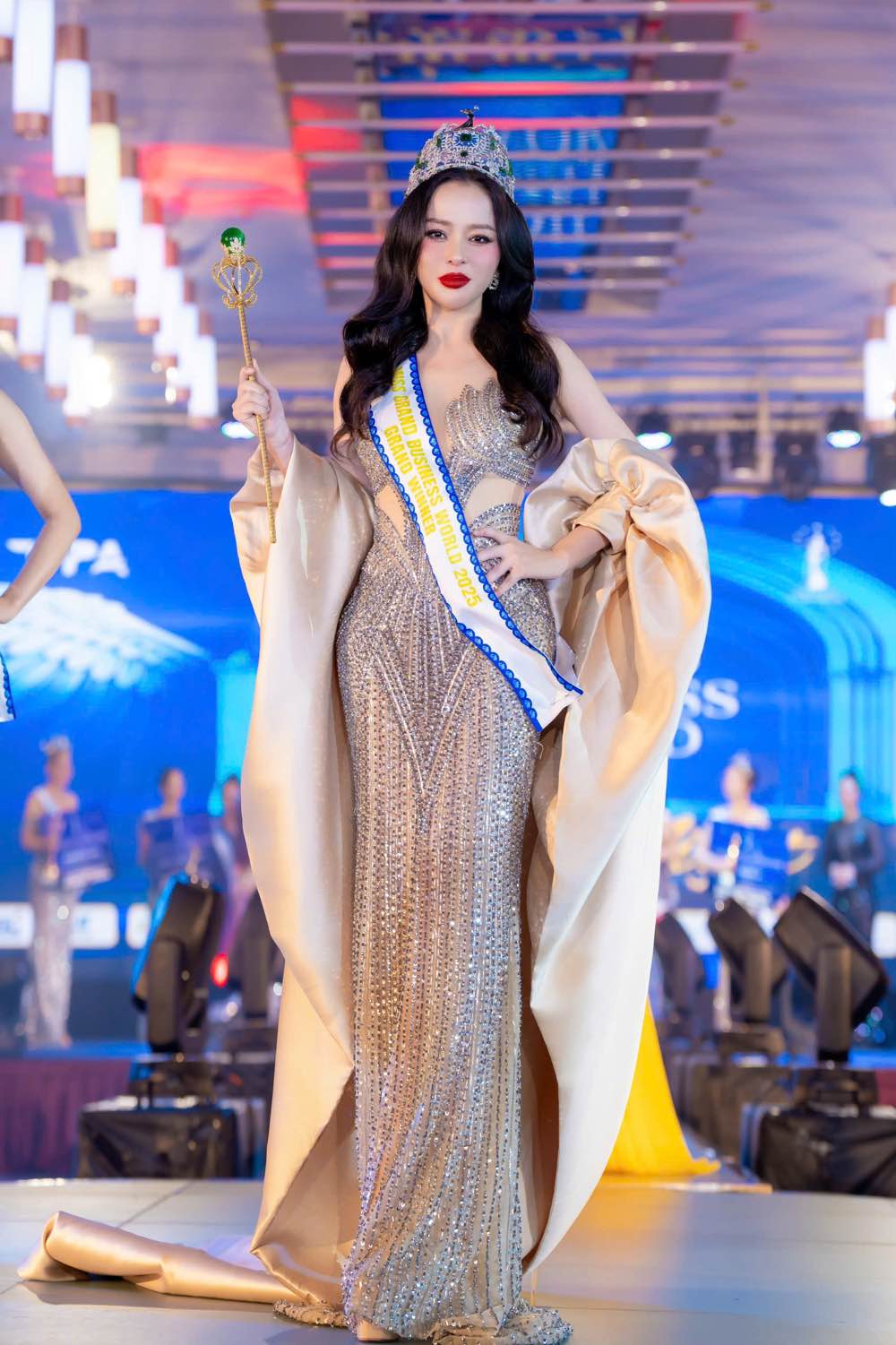 1A.814.annie-nguyen-dang-quang-hoa-hau-doanh-nhan-hoa-binh-the-gioi-2025-3