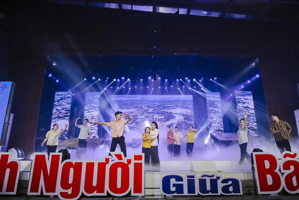 1a.101.dao-dien-khoa-nguyen-tinh-nguoi-giua-bao-lu-14