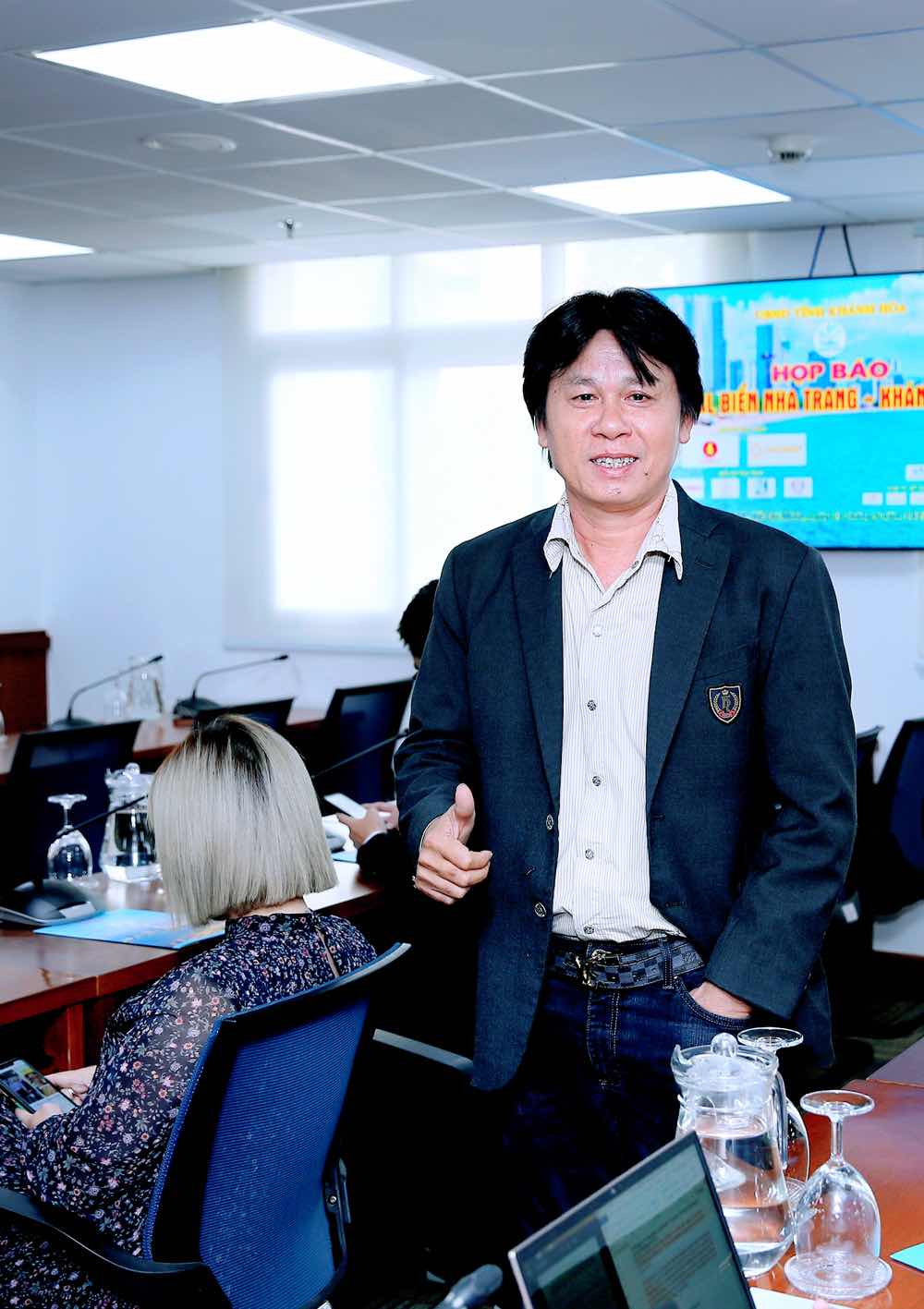 1a.101.dao-dien-khoa-nguyen-tinh-nguoi-giua-bao-lu-2