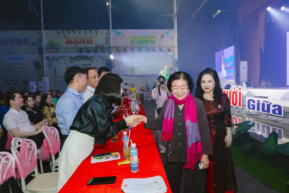 1a.101.dao-dien-khoa-nguyen-tinh-nguoi-giua-bao-lu-20