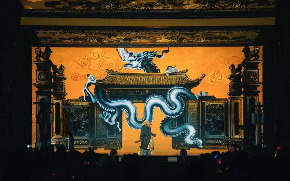 1a.106.Non la ao dai va hinh anh rong thoi Ly tren san khau giao luu quoc te