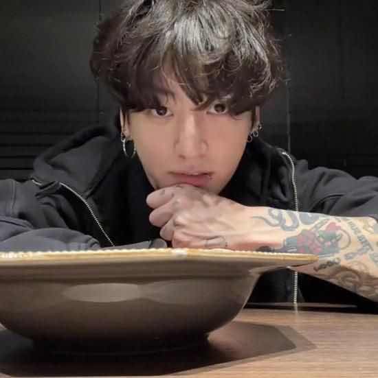 1a.130.jungkook-kooking-pasta-livestream-2