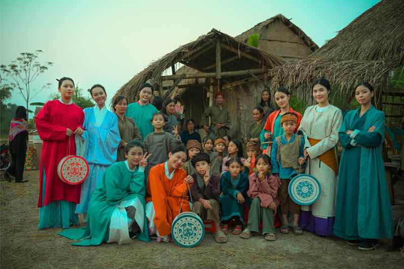 1a.145.Cac ban tre trong co phuc Viet hao hung chup hinh o phim truong