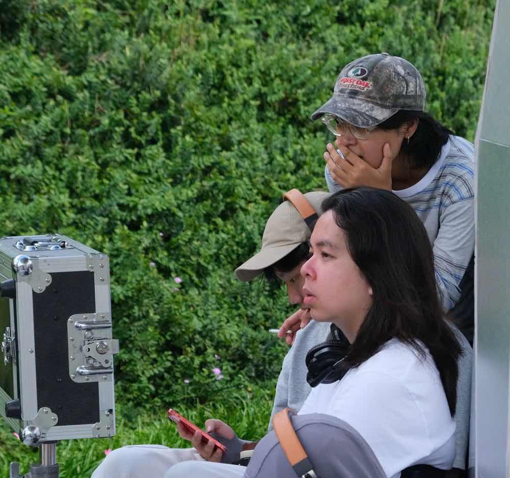 1a.147.Đao dien Cam Đuc Hiep ao trang bat đau du an đien anh đau tay khi con ngoi tren ghe nha truong