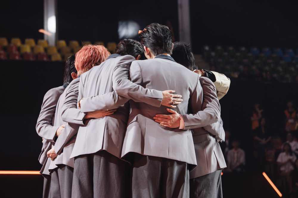 1a.16.Cac thanh vien nhom UPRIZE om cham lay nhau lang nghe loi dan do tu NSX Toan nang SOOBIN