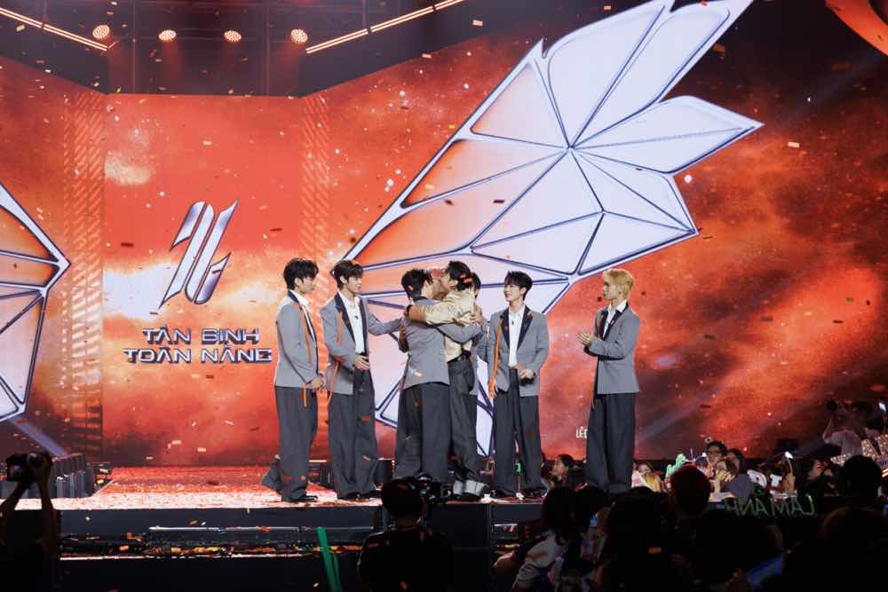 1a.16.NSX Toan nang SOOBIN chuc mung cac thanh vien UPRIZE 