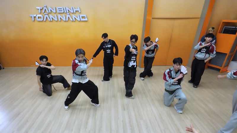 1a.195.3 dancers thay the cho 3 tan binh bi đong bang luyen tap tiet muc Guong vo lam lanh