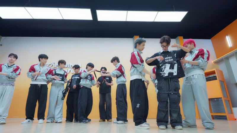 1a.195.3 tan binh bi đong bang trao lai bang ten cho dancers