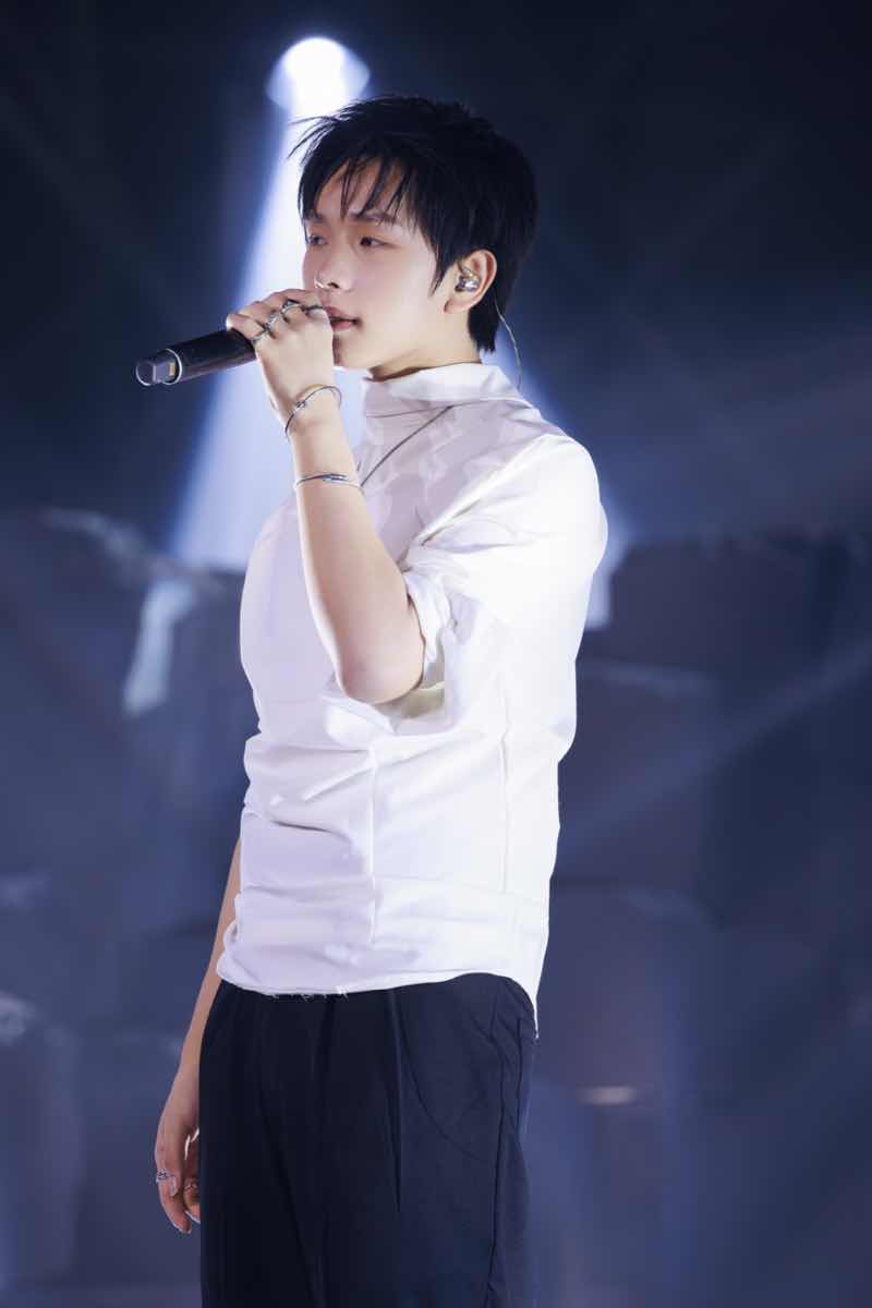 1a.195.Phuc Nguyen voi vocal day dut trong tiet muc  Khoc cung em 