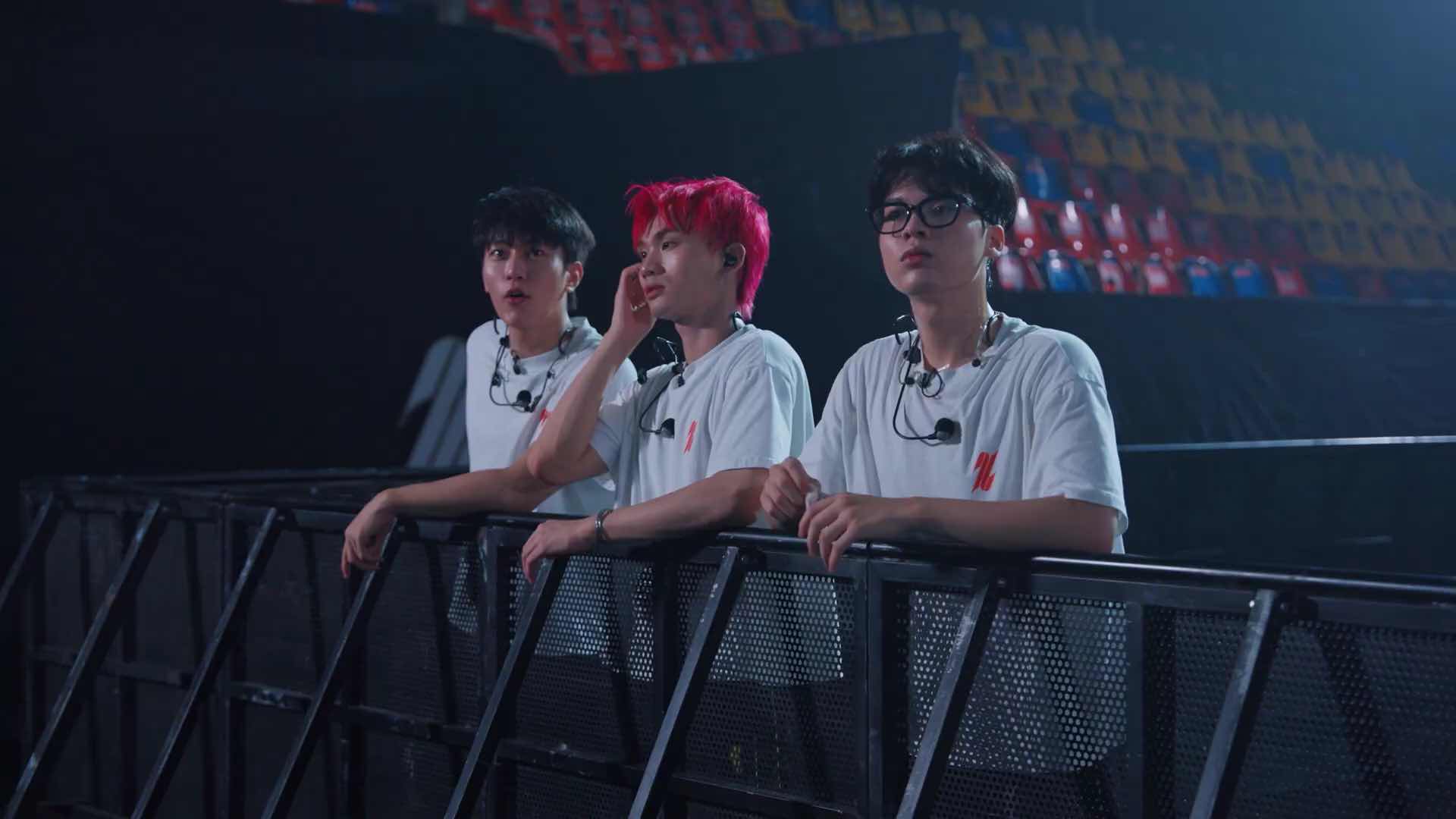 1a.195.Thai Le Minh Hieu Wonbi minhtin tu trai sang phai quan sat cac dancers thay the minh tong duyet tiet muc cung đong đoi