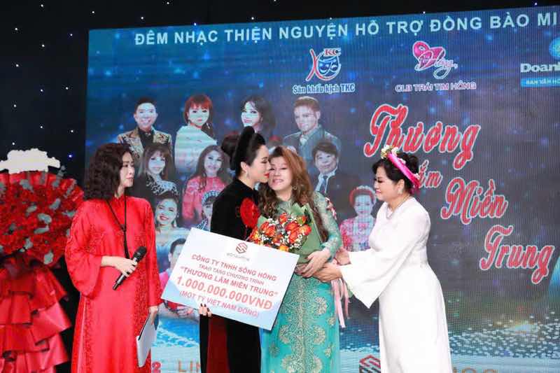 1a.28.trinh-kim-chi-lam-tong-dao-dien-chuong-trinh-thuong-lam-mien-trung-truyen-thong-spotlight-vietnam-7