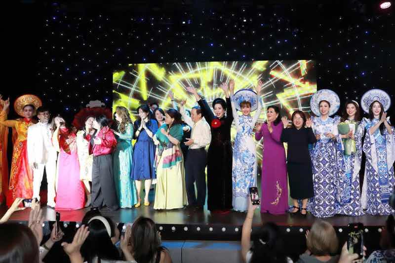 1a.28.trinh-kim-chi-lam-tong-dao-dien-chuong-trinh-thuong-lam-mien-trung-truyen-thong-spotlight-vietnam-9