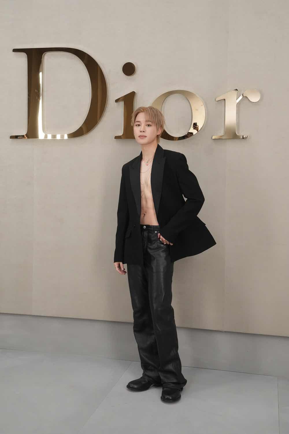 1a.315.bts-jhope-v-taehyung-jimin-namjoon-suga-jin-in-fashion-week-truyen-thong-spotlight-vietnam00001.jpg