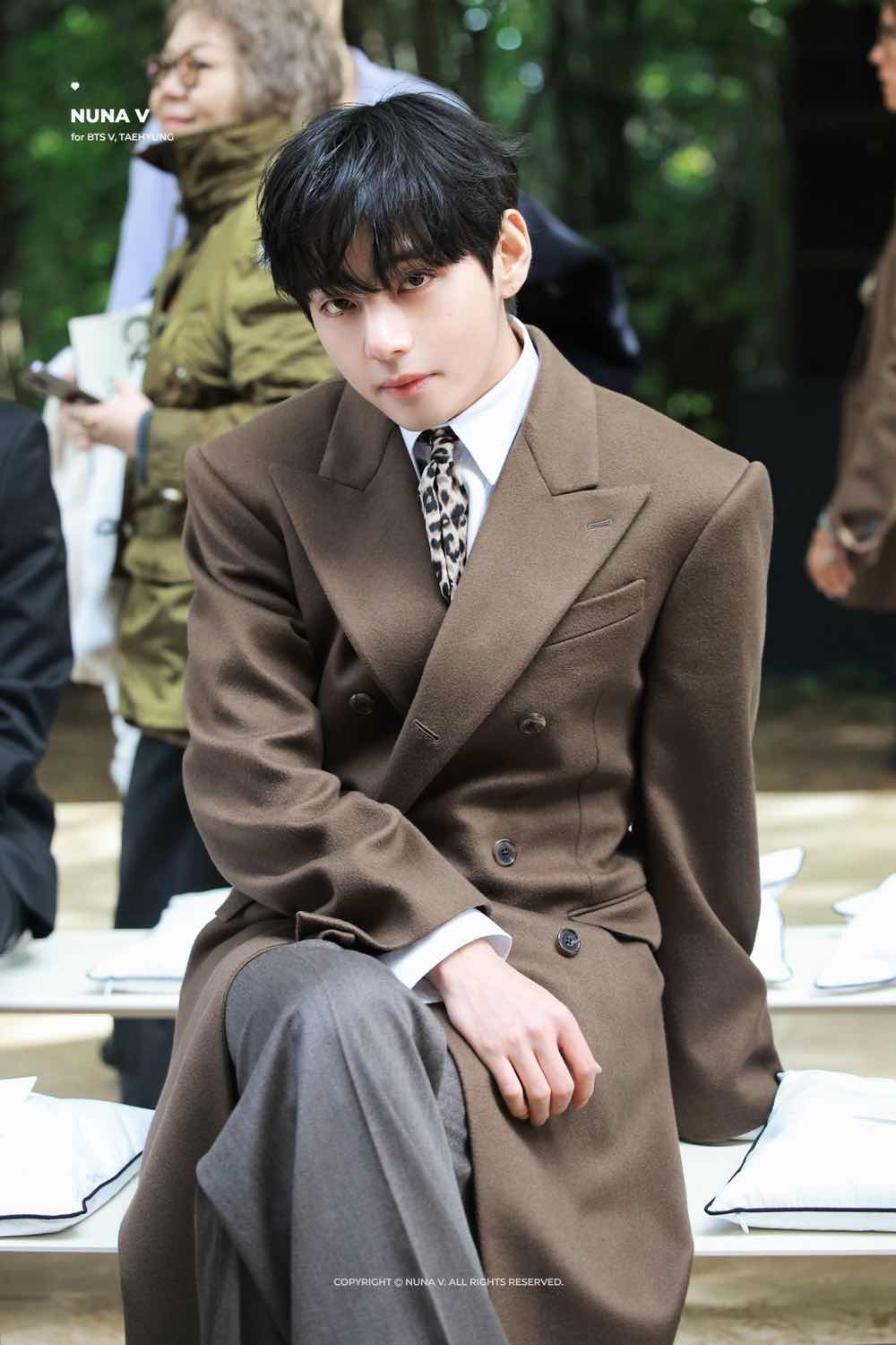 1a.315.bts-jhope-v-taehyung-jimin-namjoon-suga-jin-in-fashion-week-truyen-thong-spotlight-vietnam00004