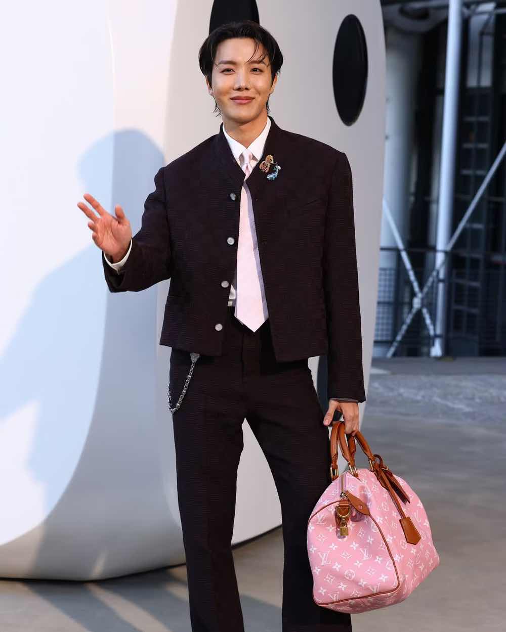 1a.315.bts-jhope-v-taehyung-jimin-namjoon-suga-jin-in-fashion-week-truyen-thong-spotlight-vietnam00006.jpg