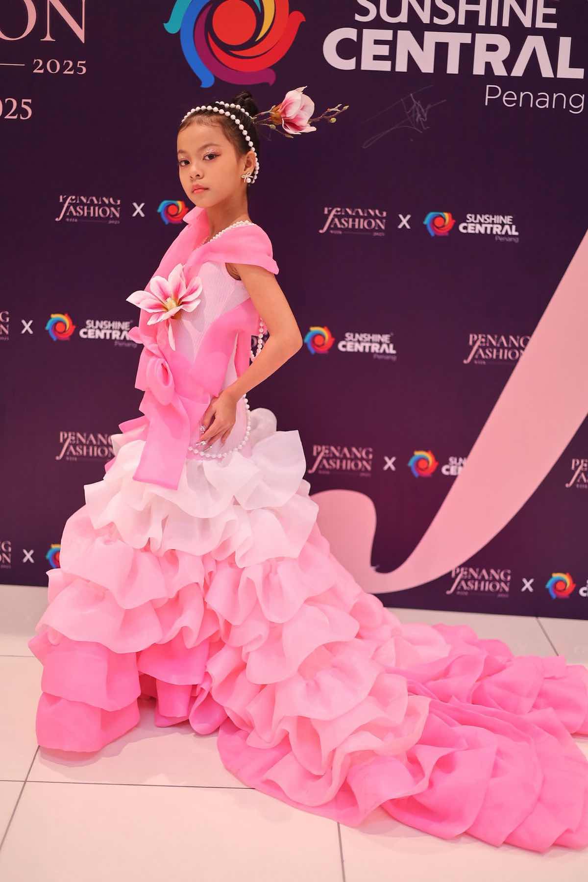 1a.368.dao-dien-ntk-givan-tran-penang-fashion-week-2025-truyen-thong-spotlight-vietnam00001