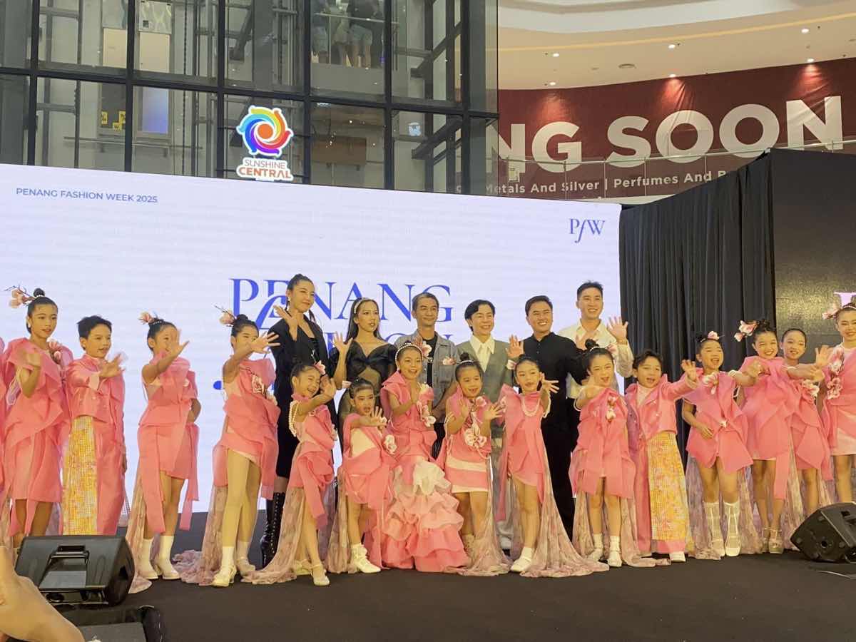 1a.368.dao-dien-ntk-givan-tran-penang-fashion-week-2025-truyen-thong-spotlight-vietnam00002