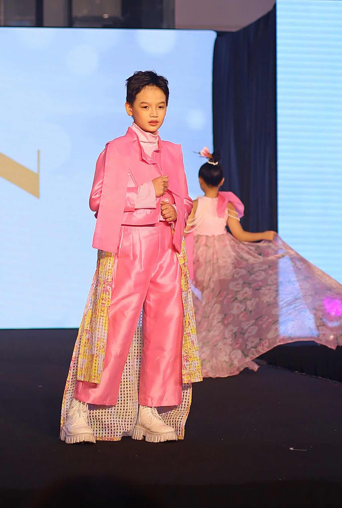 1a.368.dao-dien-ntk-givan-tran-penang-fashion-week-2025-truyen-thong-spotlight-vietnam00007
