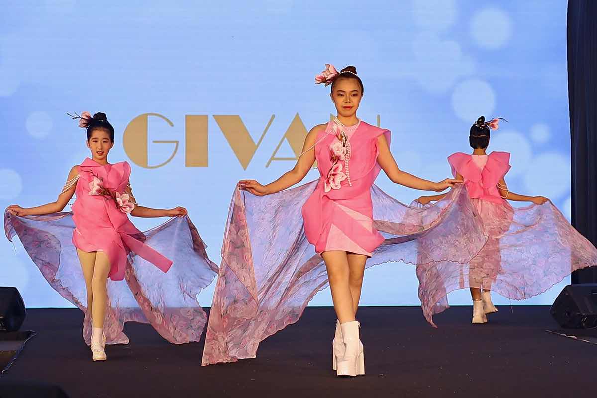 1a.368.dao-dien-ntk-givan-tran-penang-fashion-week-2025-truyen-thong-spotlight-vietnam00009