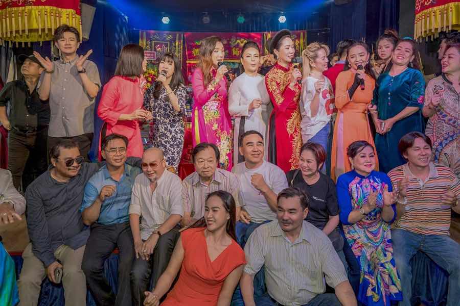 1a.407.NSND-trinh-kim-chi-ung-ho-nguoi-dan-bao-bualoi-truyen-thong-spotlight-vietnam00010