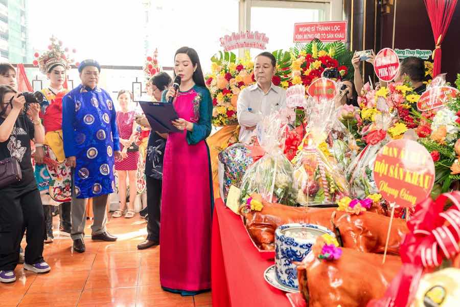 1a.407.NSND-trinh-kim-chi-ung-ho-nguoi-dan-bao-bualoi-truyen-thong-spotlight-vietnam00016