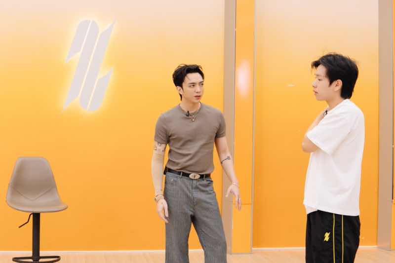 1a.44.NSX Toan nang SOOBIN cho Phuc Nguyen nhieu loi khuyen đe thay đoi hinh anh mang sac thai moi len san khau