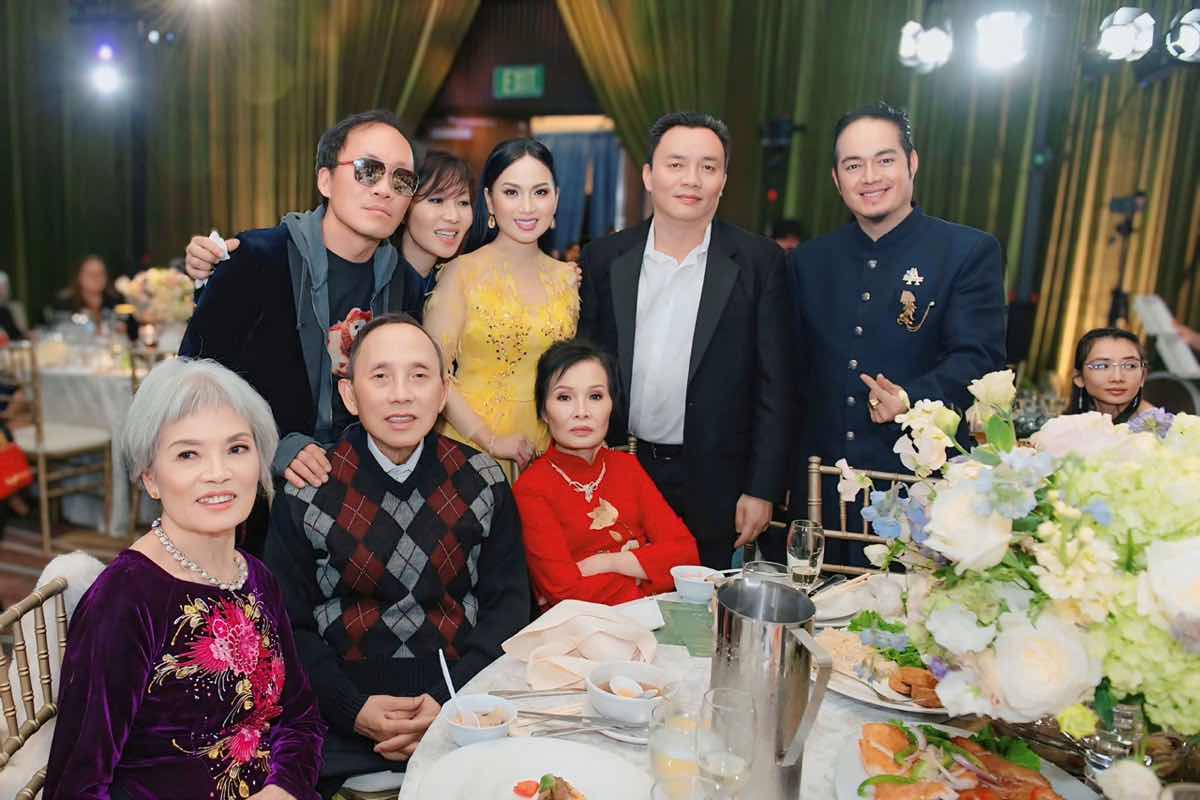 1a.45.Gia đinh ca si Ha Phuong va ty phu Chinh Chu