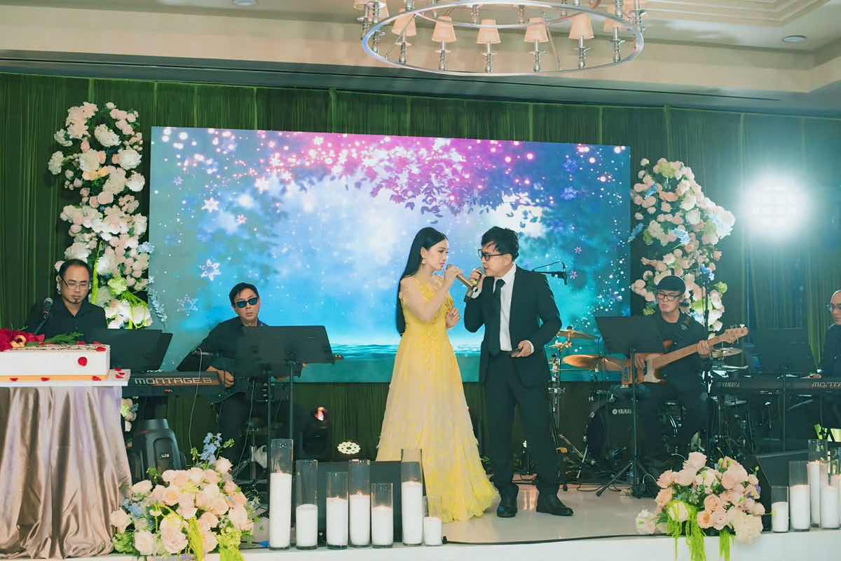 1a.45.ca si Ha Phuong va ca si Tran Sang tren san khau mung tiec ki niem ngay cuoi cua bo me chong ca si Ha Phuong