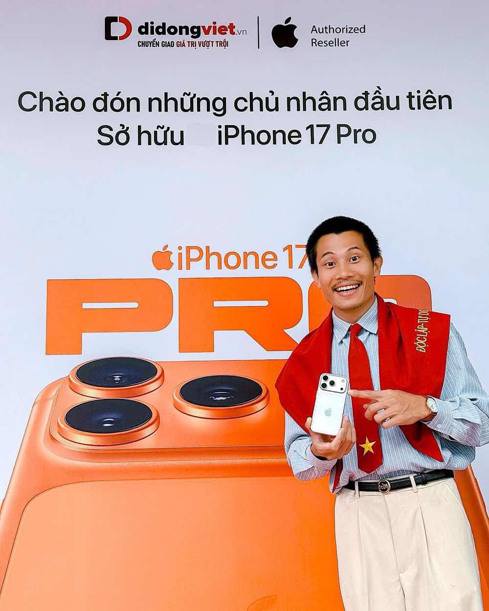 1a.450.Di Đong Viet - Dien Vien Phuong Nam chu nhan so huu iPhone 17 Pro Max đau tien tai Viet Nam 