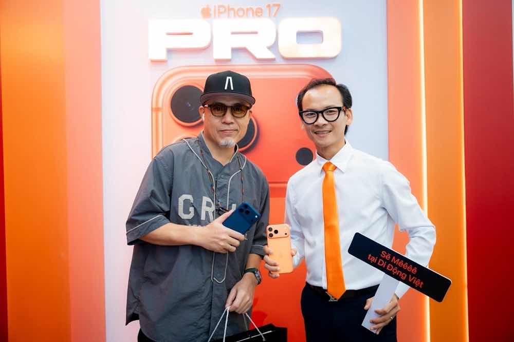1a.450.Di Đong Viet - Nhac si Huy Tuan chon iPhone 17 Pro Max mau xanh đam