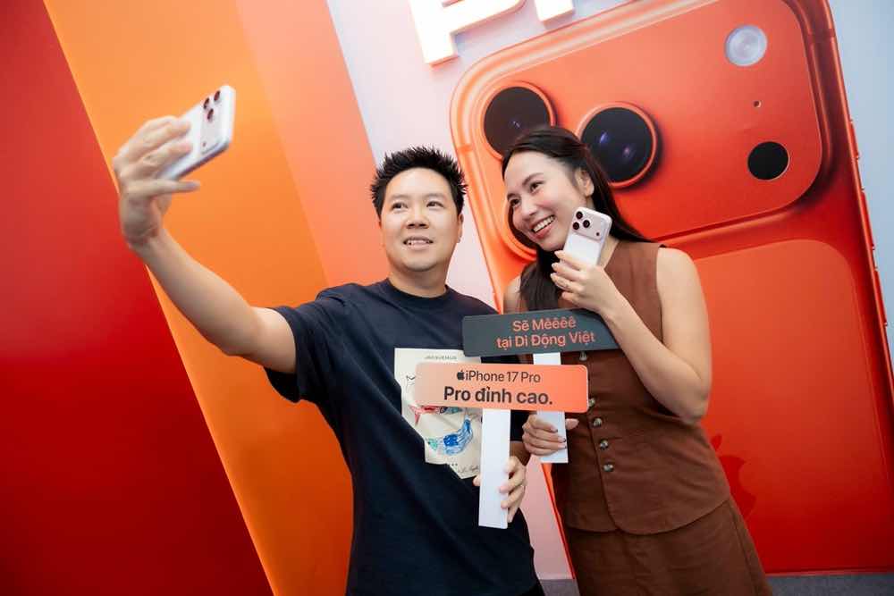 1a.450.Di Đong Viet - Vo chong ca si Le Hieu selfie cung iPhone 17 Pro Max 